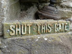 FZ018738 Shut this gate sign at Usk Castle.jpg
